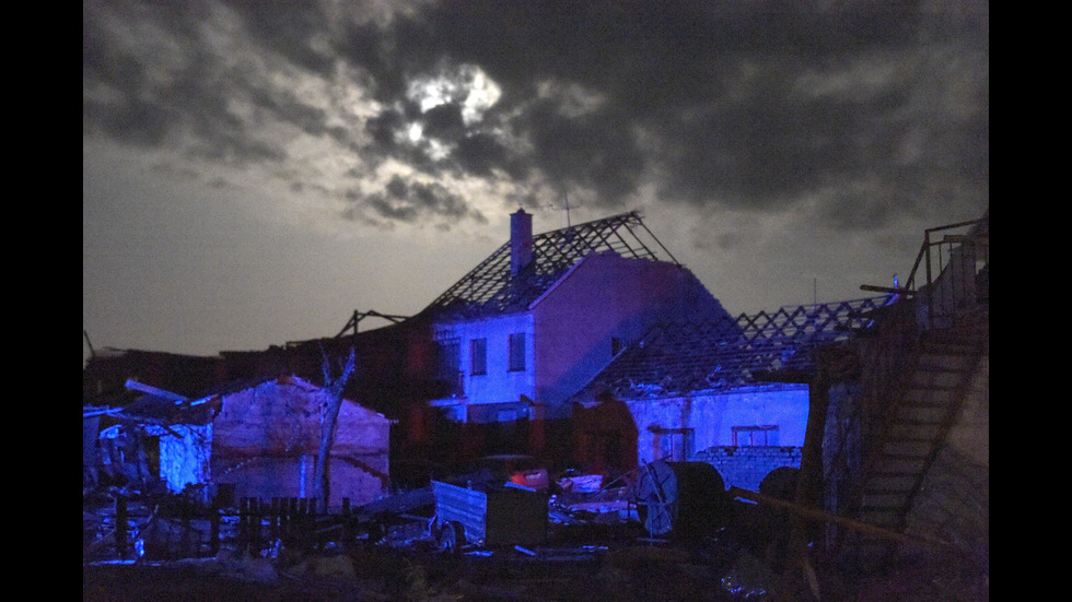 РЯДЪК ФЕНОМЕН: Торнадо удари Чехия, има жертви и ранени