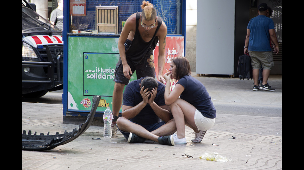 ТЕРОР В БАРСЕЛОНА: Миниван се вряза в пешеходци