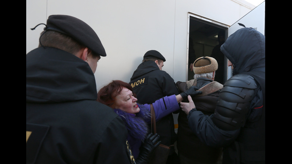 30 задържани на забранен опозиционен протест в Беларус