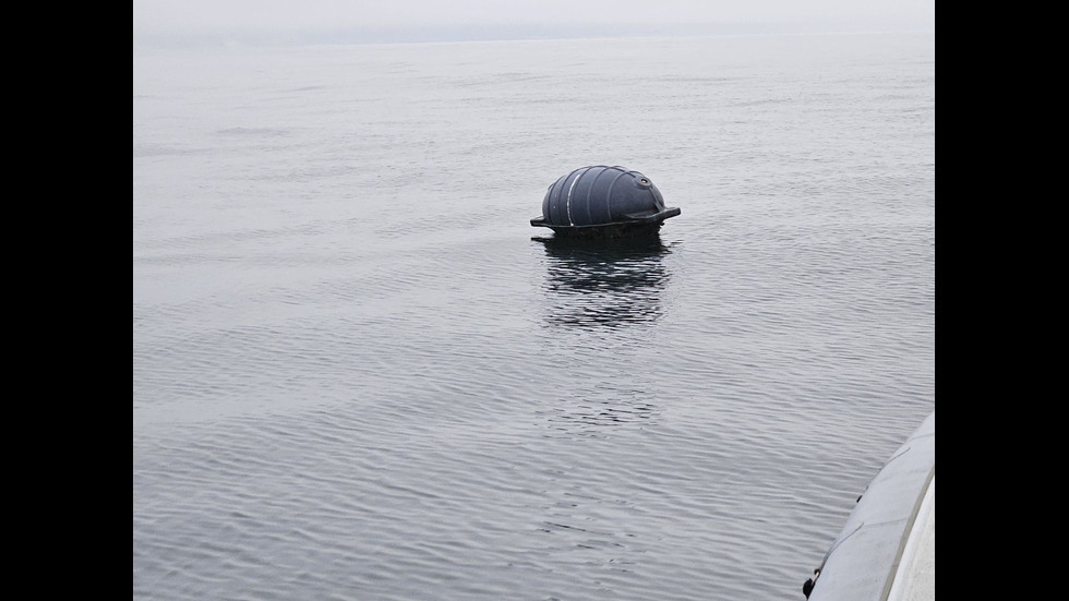 Морето изхвърли крило на боен дрон на плаж в Бургаско