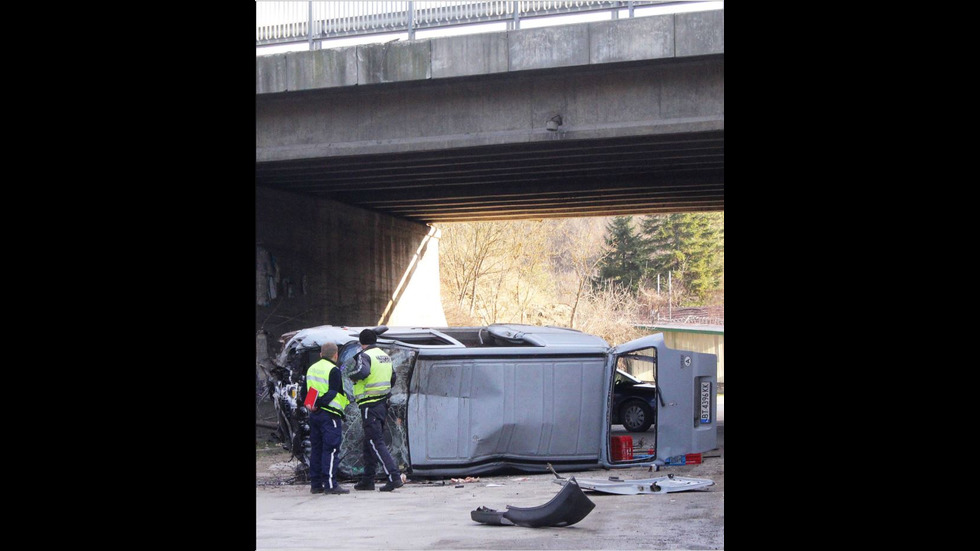 Автомобил падна от мост във Велико Търново