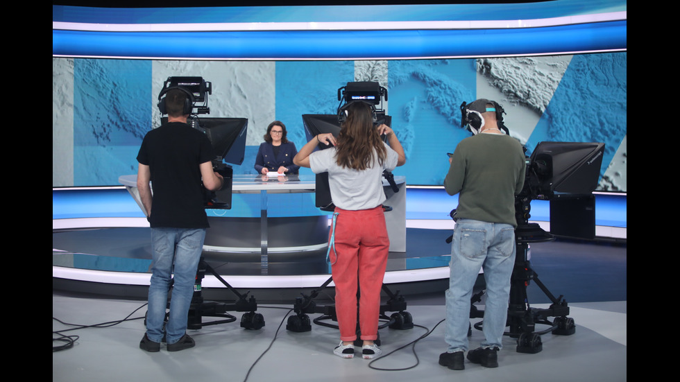 ЗАД КАДЪР: Изборният ден по NOVA В СНИМКИ