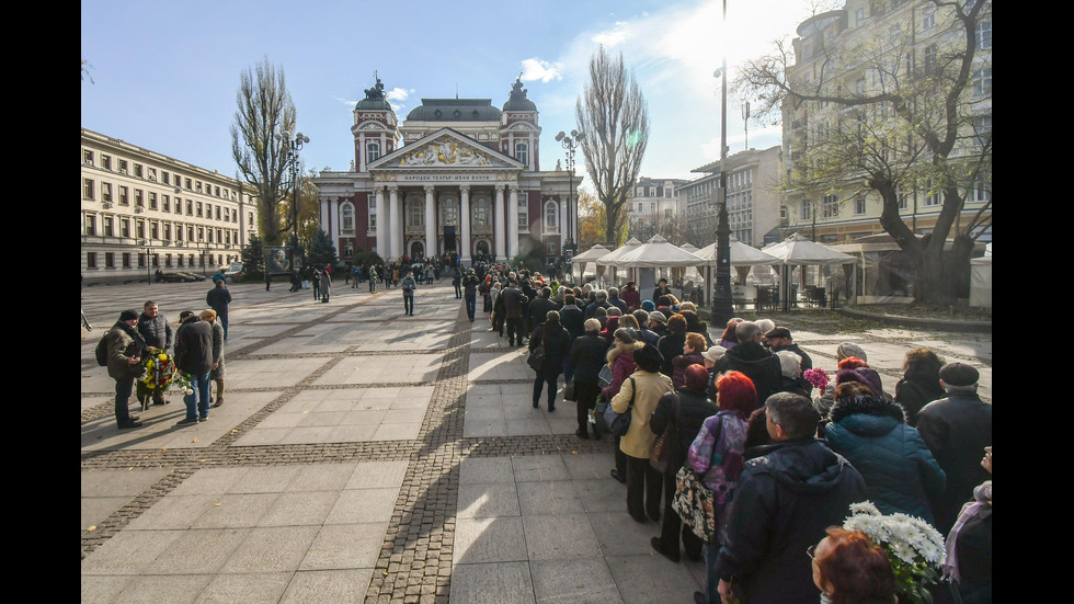 Поклонението пред Ламбо в Народния театър