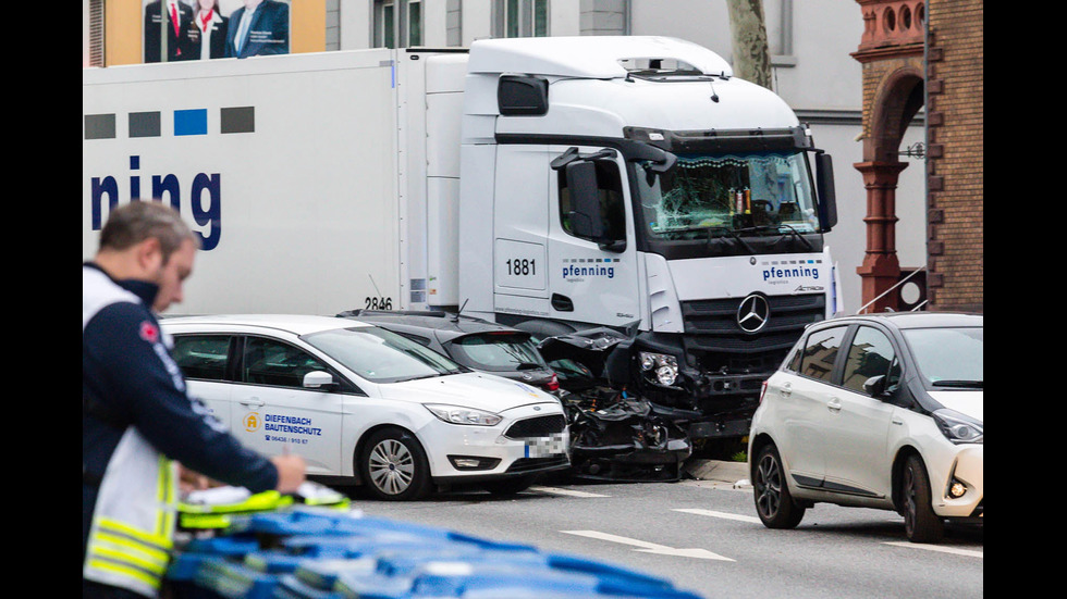 Камион помете 8 коли в Германия, 17 души са ранени