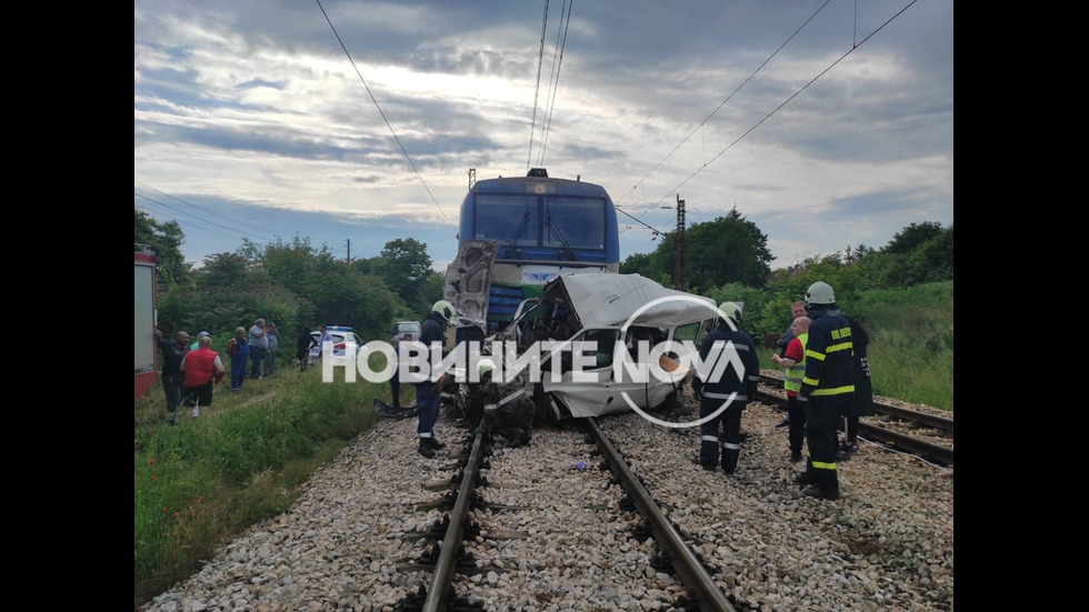 Двама загинаха при удар на микробус и влак в Плевенско