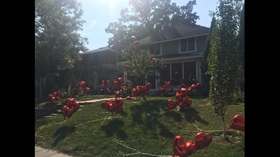 Съседи оставиха 101 балона в двора на болна жена