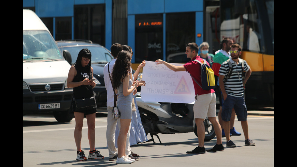 Група протестиращи блокира половин София