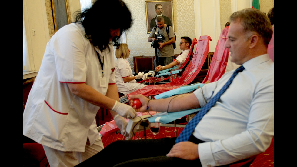 Депутатите даряват кръв в благотворителна инициатива