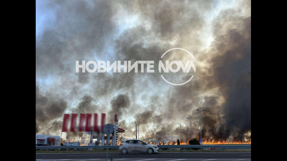 Голям пожар избухна до бензиностанция на АМ „Тракия”