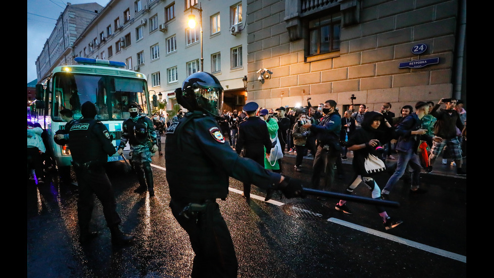 Над 100 задържани след протест за оставката на Путин в Москва