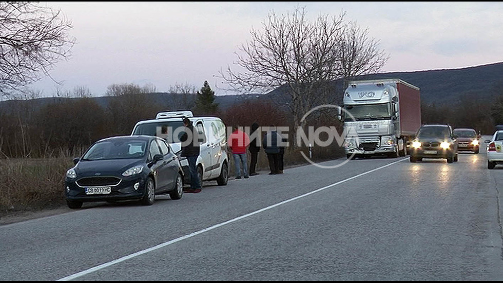 Три автомобила се сблъскаха на пътя София-Варна