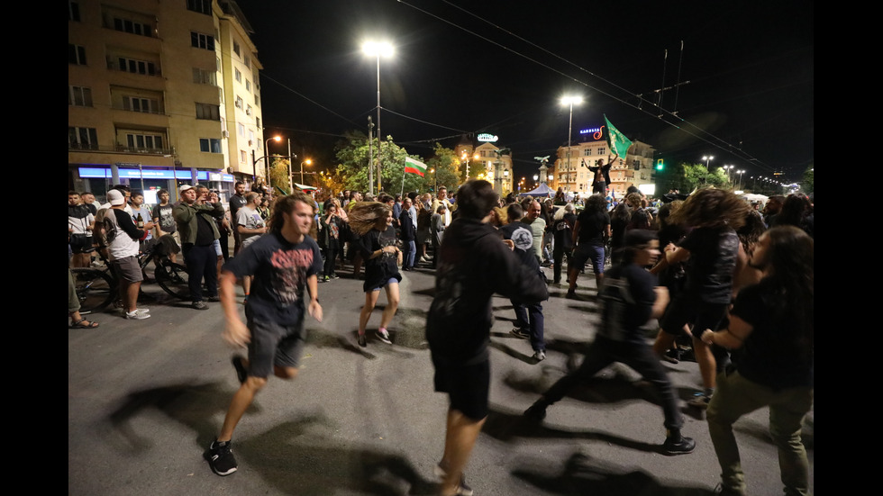 Протест и контрапротест в центъра на София