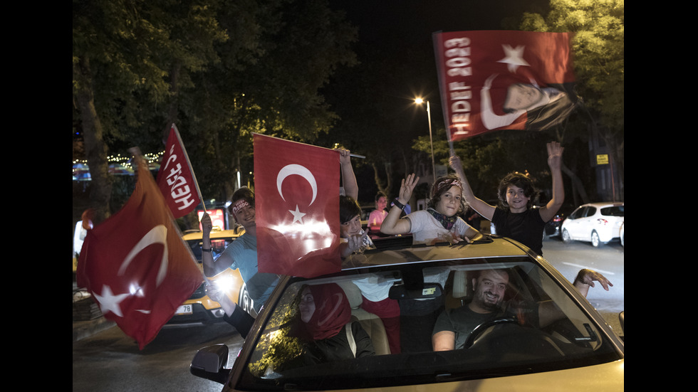 Привържениците на Ердоган празнуваха изборната победа