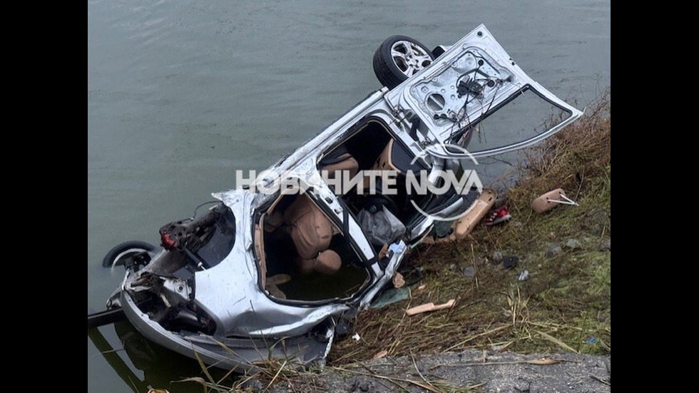 След гонка в Бургас: Кола с мигранти падна в езерото Вая, има жертви