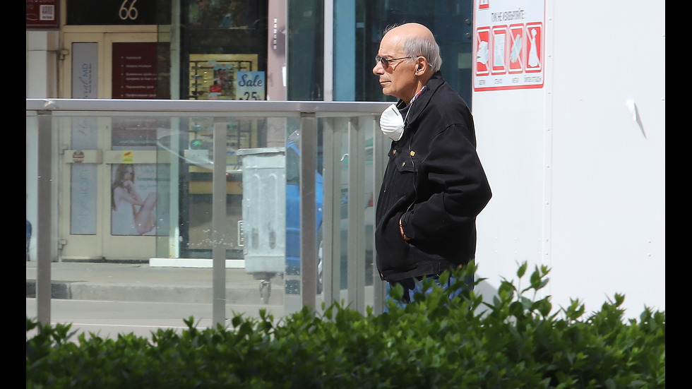 Първи ден без маски на открито