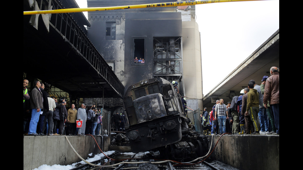 Влак избухна на гарата в Кайро