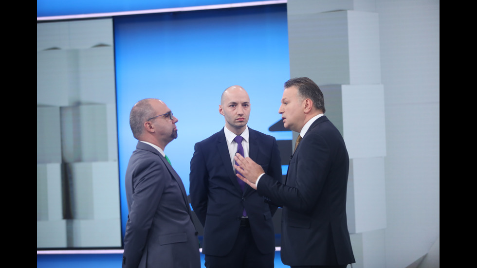 ЗАД КАДЪР: Изборният ден по NOVA В СНИМКИ