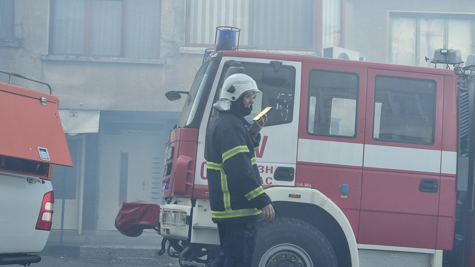 Пожар в изоставена къща в бургаския квартал "Лазур", има пострадали