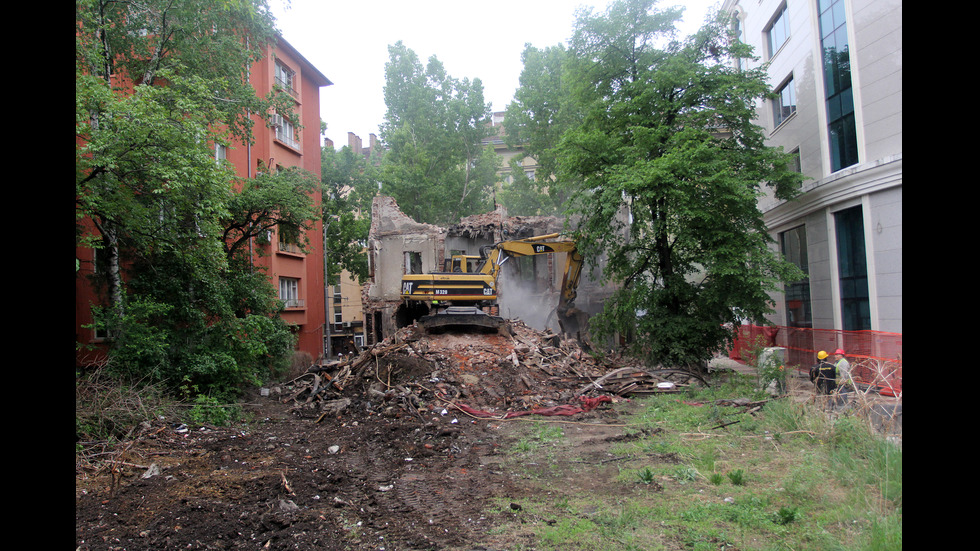 Продължава разрушаването на 110-годишната „Двойна къща“ в София