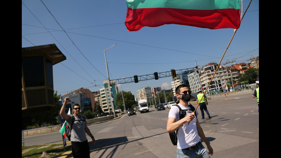 Група протестиращи блокира половин София