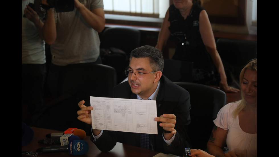 Кандидат-премиерът Николов показа дипломите си