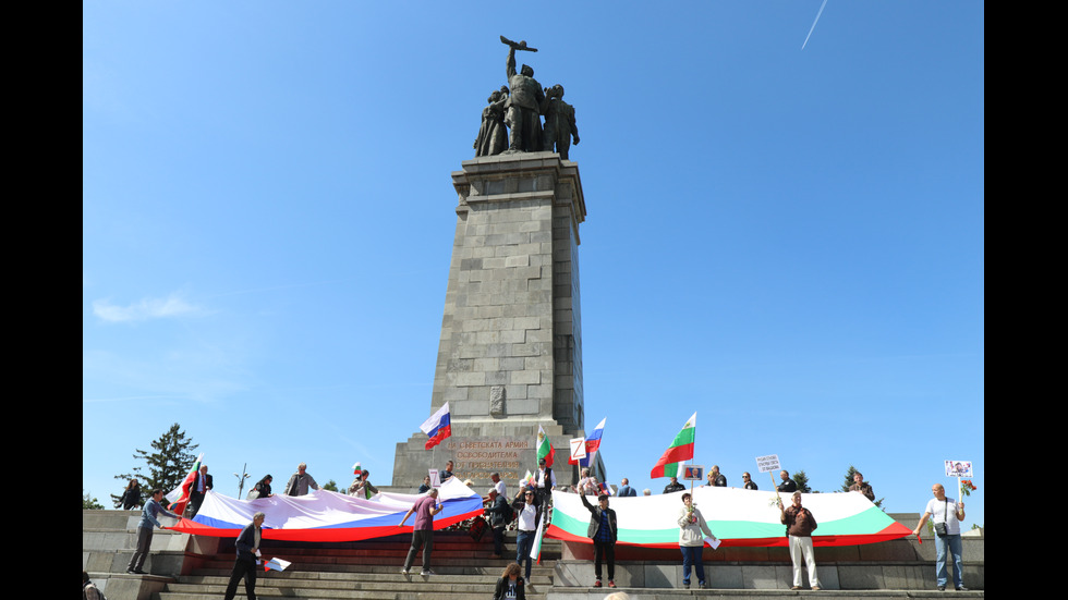 Нарисуваха украинското знаме върху Паметника на Съветската армия