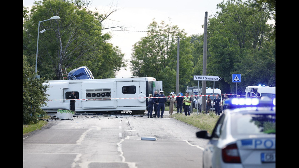 Кола се вряза в автобус в София, има жертва и ранени