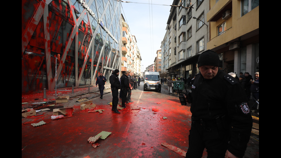 Ранени полицаи и арести на протеста на „Възраждане”