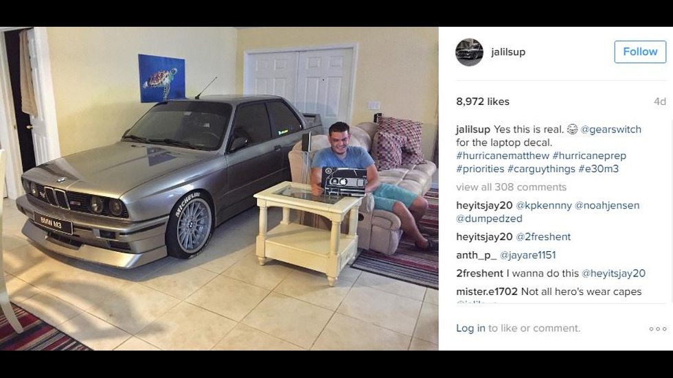 Мъж паркира колата си в хола