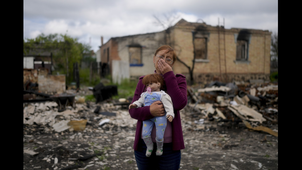 РАЗБИТОТО СЪРЦЕ НА УКРАЙНА: Годината на войната в СНИМКИ