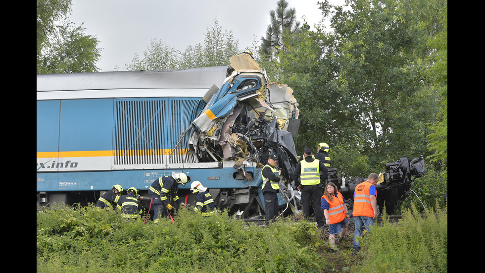 Жертви и десетки ранени след сблъсък на два влака в Чехия