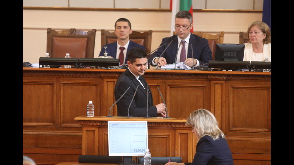 Депутатите обсъждат отстраняването на председателя на парламента