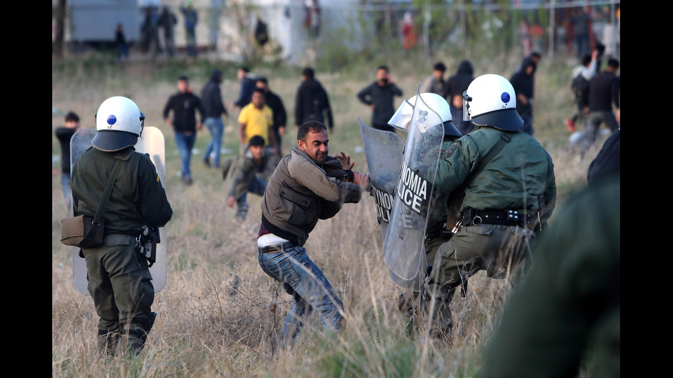 Около 200 мигранти в сблъсък с полицията в Гърция