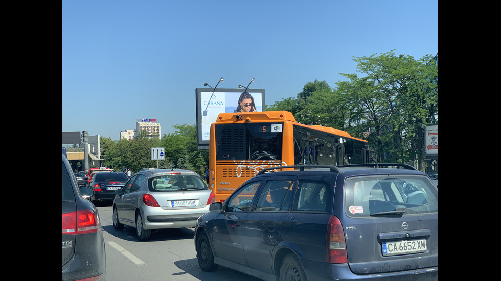 Автобус и кола се удариха на "Цариградско шосе"