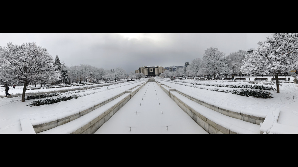 София осъмна в бяла премяна