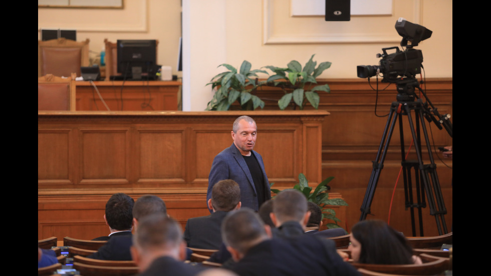 Парламентът обсъжда вота на недоверие към кабинета "Петков"