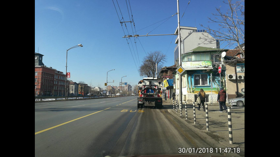 В София метат и мият улиците извънредно заради мръсния въздух