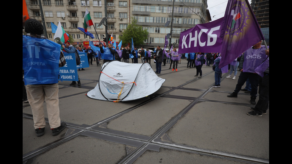 Протест на служителите в градския транспорт блокира София