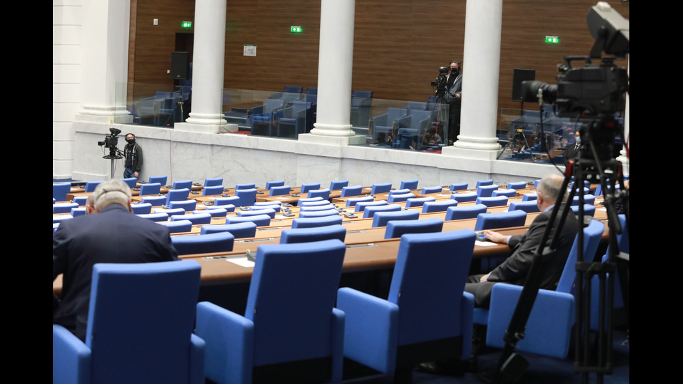 Депутатите се върнаха на работа