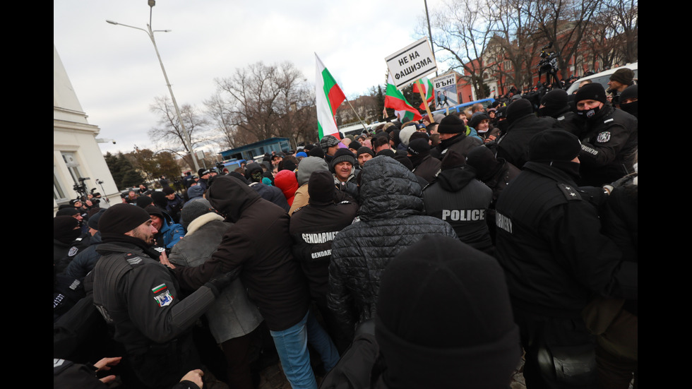 "Възраждане" организира протест срещу зеления сертификат, докараха водно оръдие пред НС