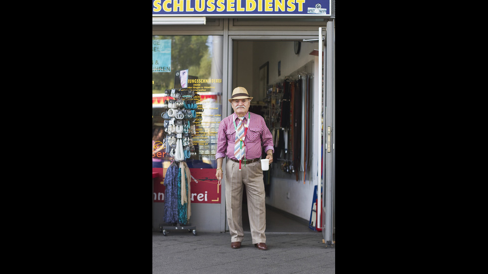 86-годишен шивач сам реклама бизнеса си