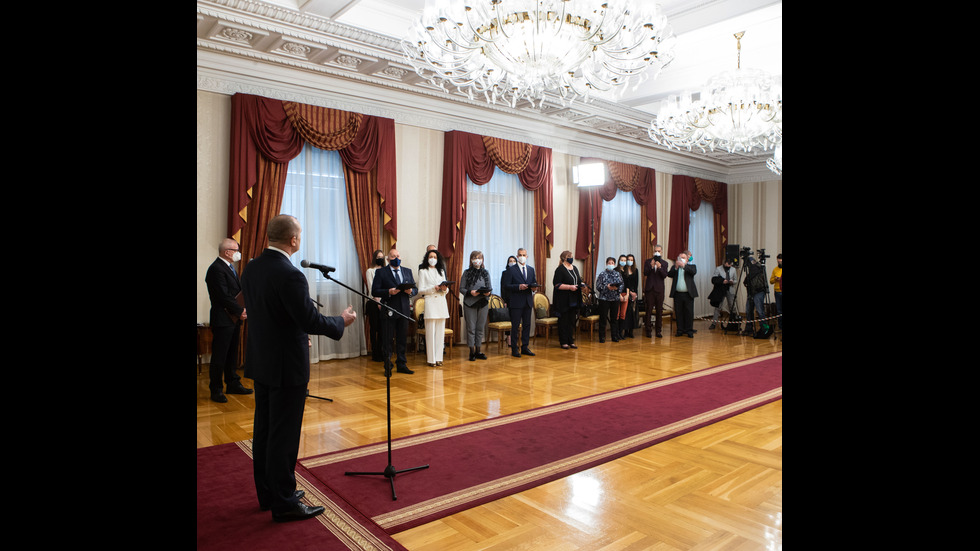 Президентът Радев отличи изявени медици и специалисти по здравни грижи