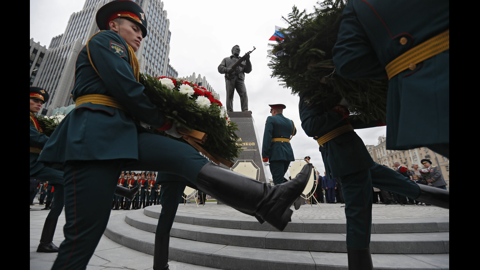 В Москва откриха паметник на Михаил Калашников