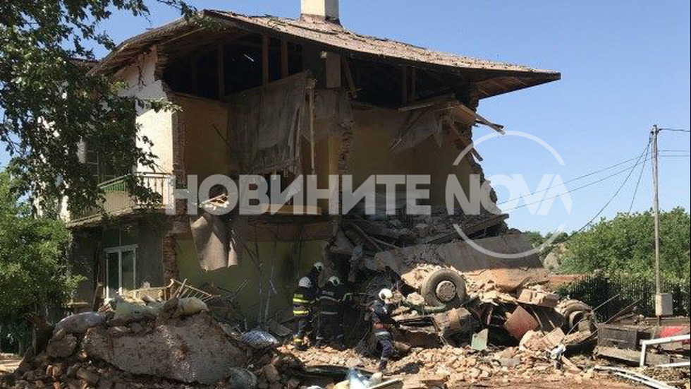 Тир разруши къща в Златна Панега, шофьорът загина