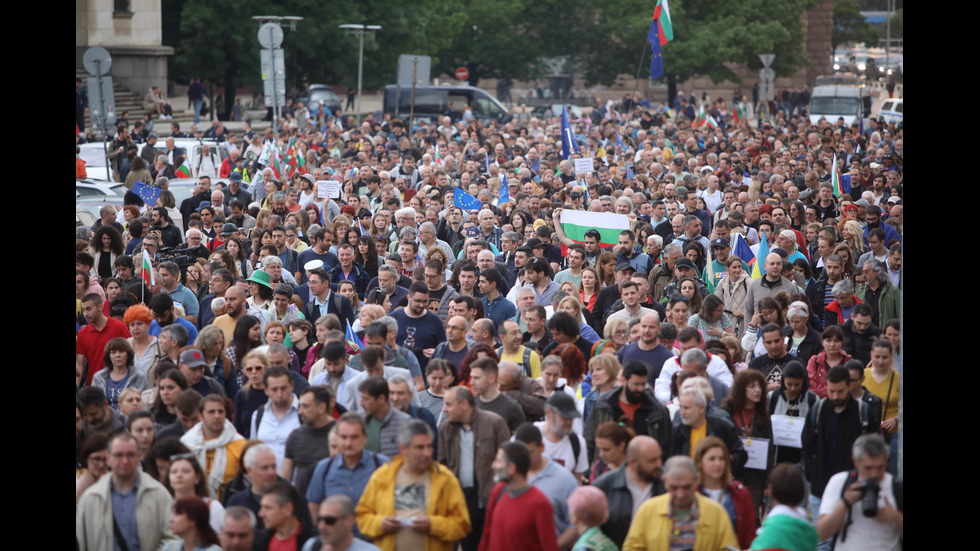 Протест пред президентството срещу думите на Радев, че мандатът вече е "дискредитиран"