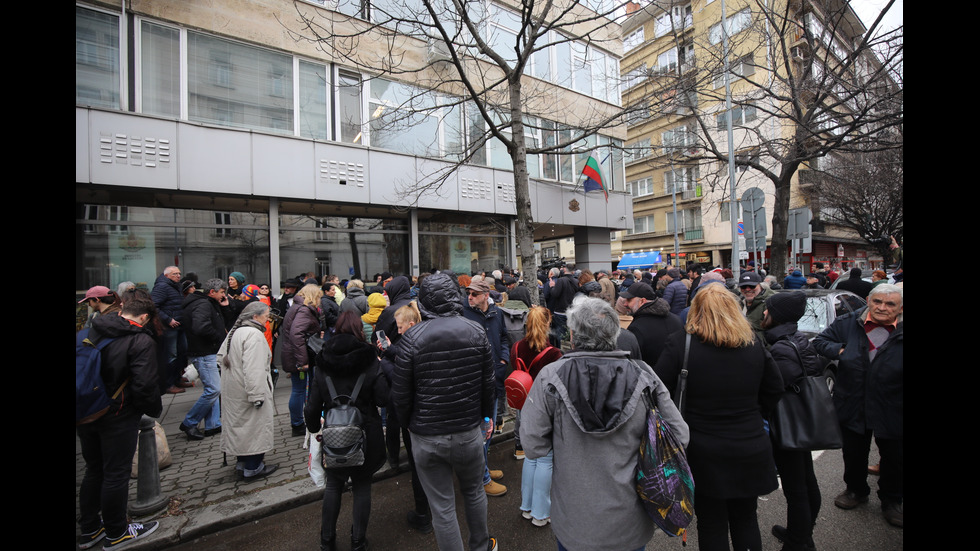 Протест пред Народния театър "Иван Вазов" в защита на Морфов