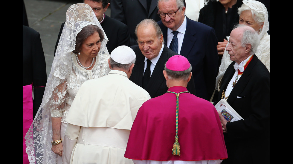 Кои са 7-те жени, които могат да носят бяло при папата?