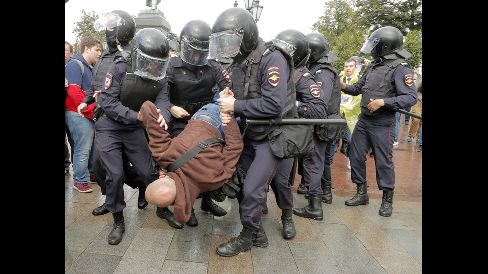 Близо 600 арестувани на протест в Москва