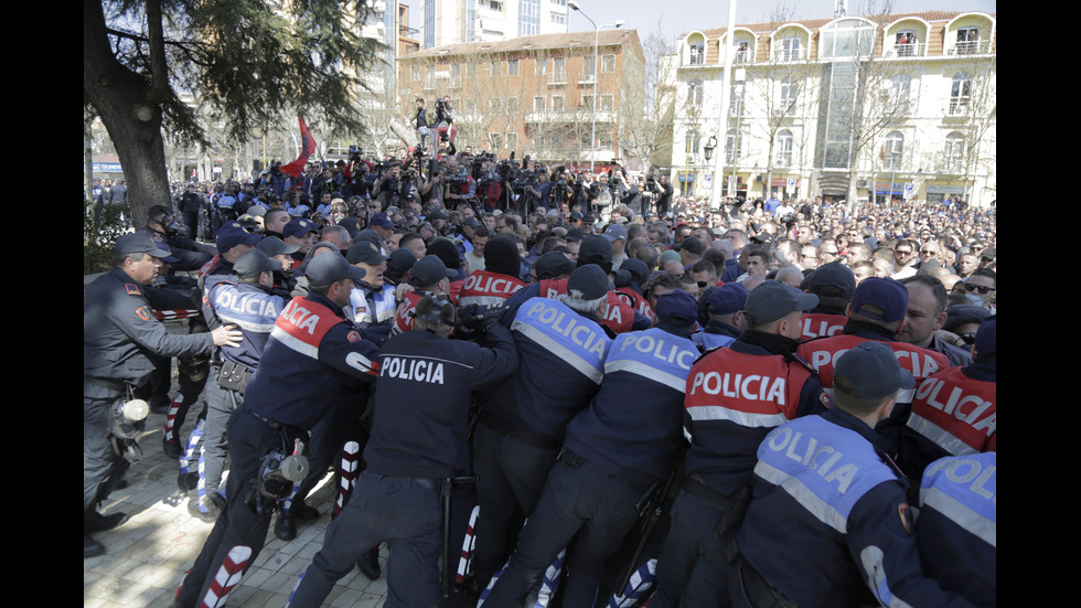 Нови сблъсъци в Тирана, окупирана е сградата на полицията