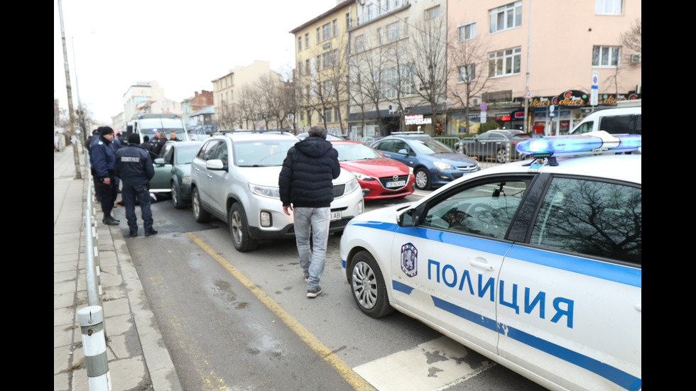 СЛЕД ГОНКА: Патрулка и лек автомобил се удариха в центъра на София